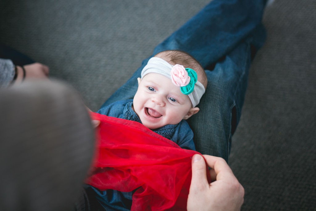 Photo-Kindermusik-Baby-girl-smiling-laughing-scarf-headband-4800x3200-1024x683
